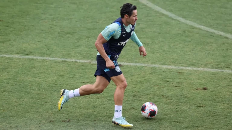 Raphael Veiga, do Palmeiras, durante treino