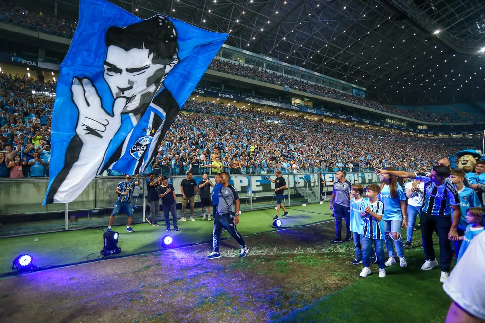 Bandeirão de Suárez na Arena do Grêmio