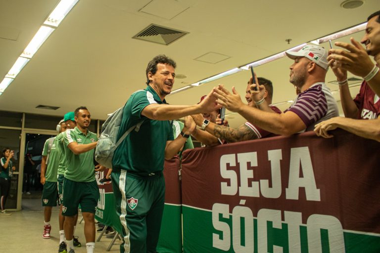 Fernando Diniz cumprimenta torcedores do Flu.