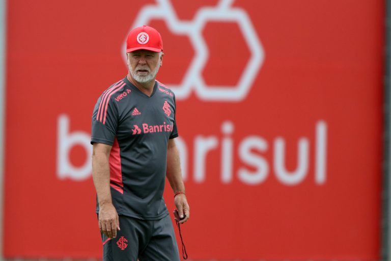 Técnico Mano Menezes fala sobre as poucas contratações do Inter para 2023: “Grau de exigência mais alto”