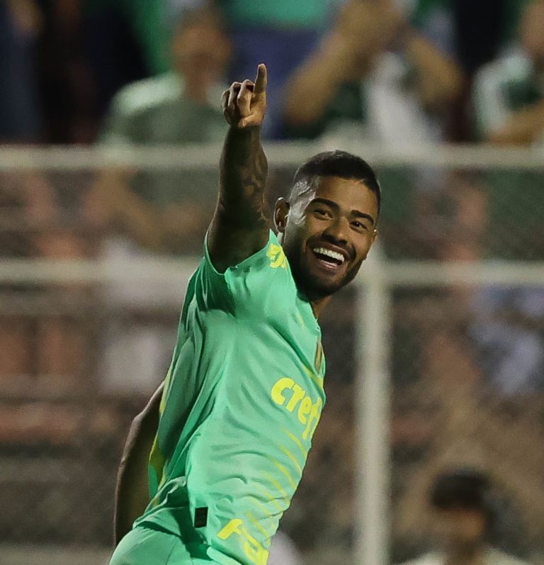 Bruno Tabata comemora gol com a camisa do Palmeiras