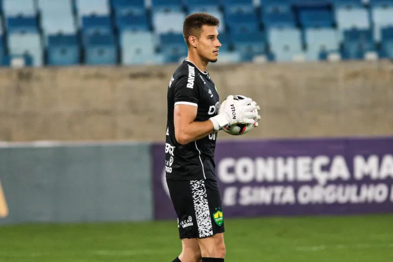 Vinícius Barreta, ex-goleiro do Cuiabá, assina com Figueirense. Foto: AssCom Dourado