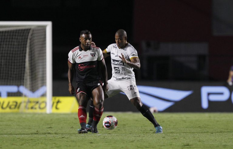 Rogério Ceni revela conversa com o volante Luan e torce por renovação