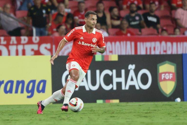 Alan Patrick entra no decorrer do jogo e ajuda o Internacional a vencer o São José