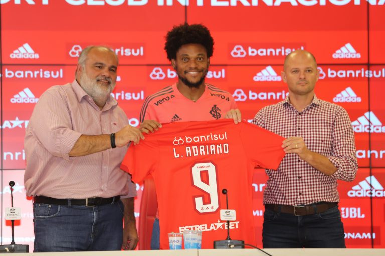 Luiz Adriano é apresentado, recebe a 9 e fala sobre o clássico: “Não tem coisa melhor que jogar um Gre-Nal”