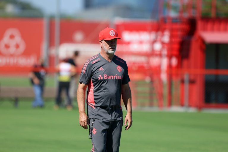 Mano Menezes conversa com Alan Patrick e comanda treino tático de olho no Gre-Nal