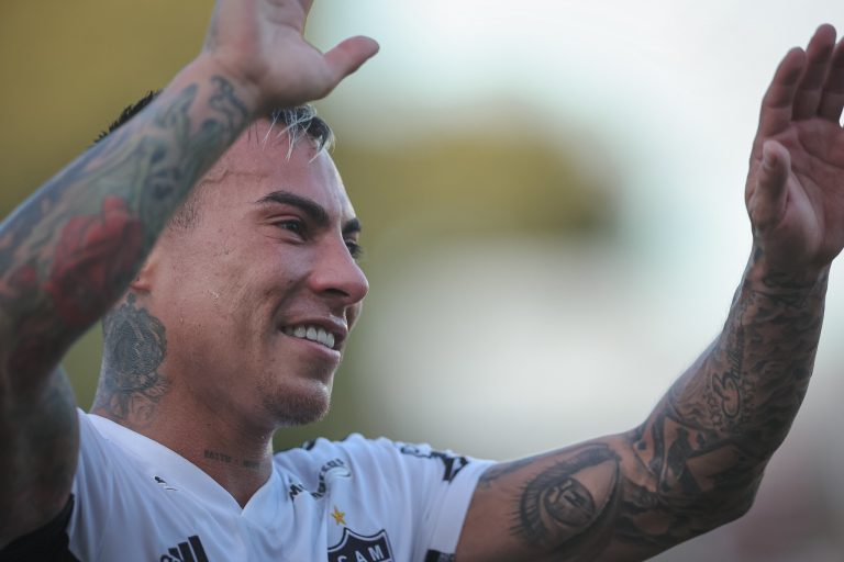 Eduardo Vargas comemora gol pelo Atlético