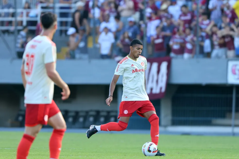 Internacional tem confiança e Mano Menezes banca o jovem Matheus Dias na semifinal do Gauchão