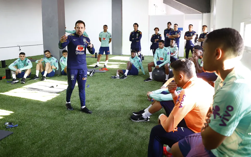 Técnico Ramon Menezes conversa com jogadores da seleção brasileira — Foto: Rafael Ribeiro / CBF