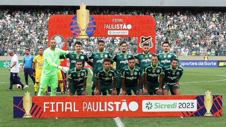 Jogadores do Palmeiras perfilados antes do primeiro jogo da final do Paulistão de 2023, contra o Água Santa