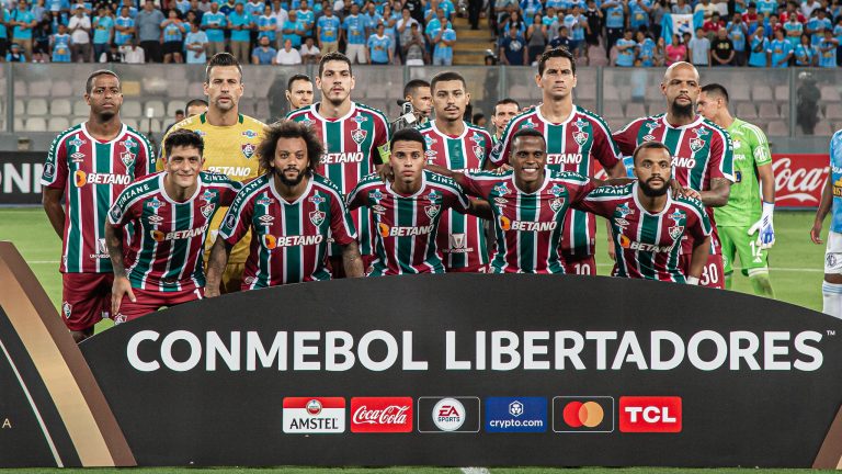 Jogadores do Fluminense perfilados antes de partida pela Libertadores