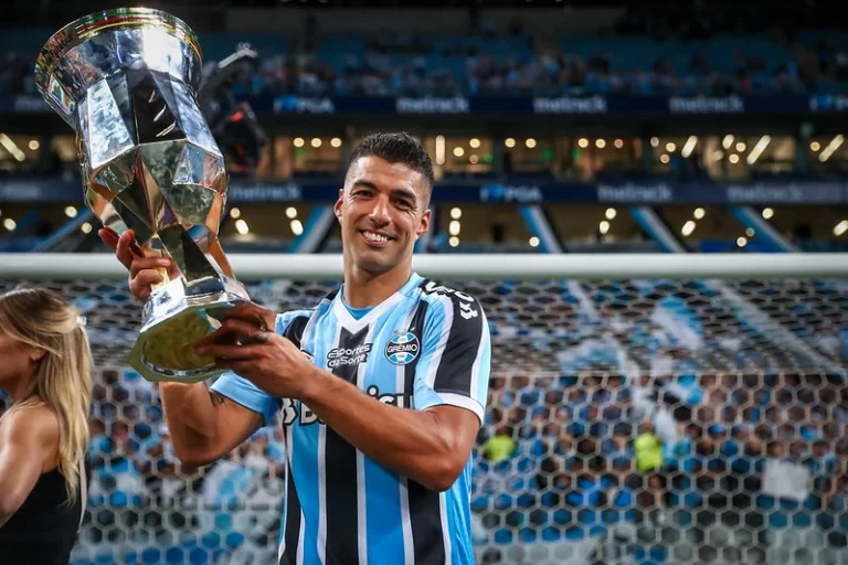 Luis Suárez erguendo a taça do Gauchão 2023, pelo Grêmio. Foto: Reprodução/Grêmio FBPA