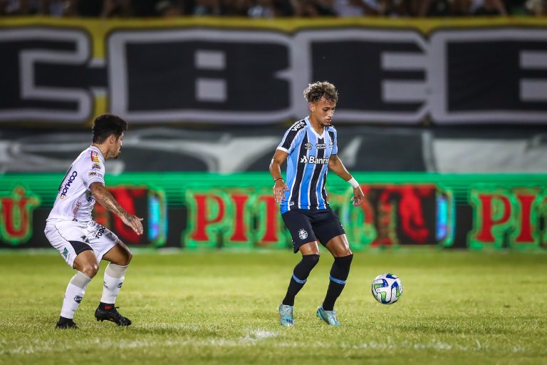 Cobiçado, Bitello negocia a renovação de contrato com o Grêmio