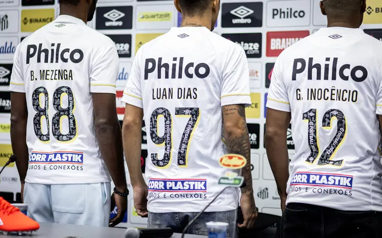 Trio do Água Santa assinou contrato com o Santos até o fim de 2023 (Foto: Raul Baretta / Santos FC)