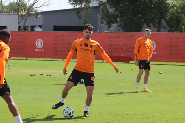 Reapresentação: após vitória, De Pena de Johnny fazem trabalho à parte na volta aos treinos do Internacional