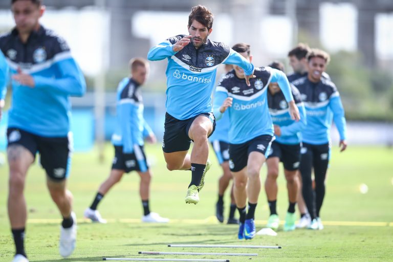 Lucas Silva treina com o elenco do Grêmio e pode ficar à disposição diante do Cruzeiro