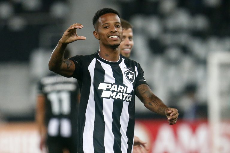 Tchê Tchê comemora gol com a camisa do Botafogo