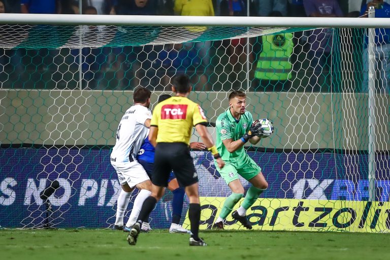 Titular diante do Cruzeiro, Grando ganha elogios do técnico Renato Gaúcho: “O melhor em campo”