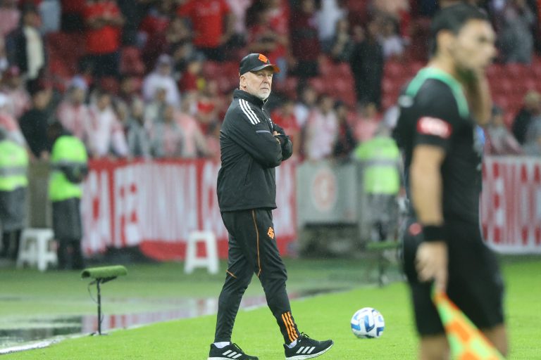 O que rolou, Mano? Técnico do Inter viraliza após explicar demora na volta para o segundo tempo