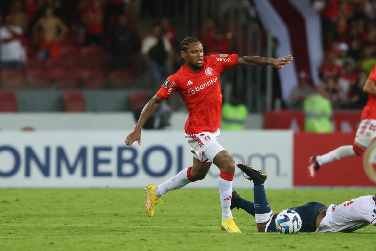 Fome de gol: Luiz Adriano não marca gols há 10 jogos com a camisa do Internacional