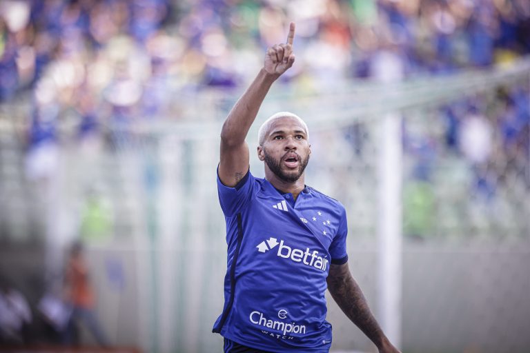 Wesley comemora gol com a camisa do Cruzeiro