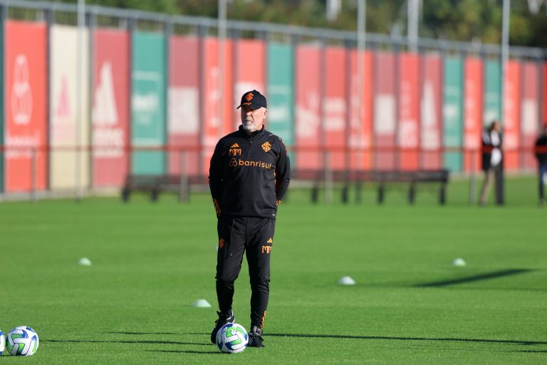 Conversa com jogadores no vestiário fez com que Mano Menezes permanecesse até o Gre-Nal