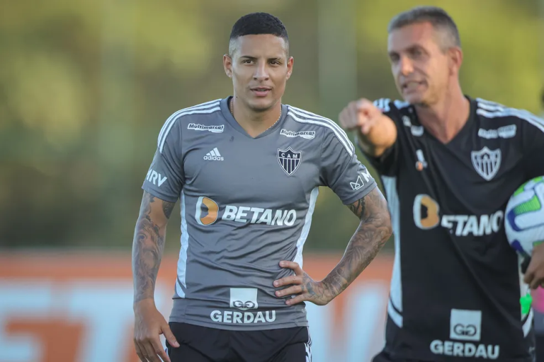 Técnico do Atlético-MG, Coudet fala se Guilherme Arana retorna diante do Inter