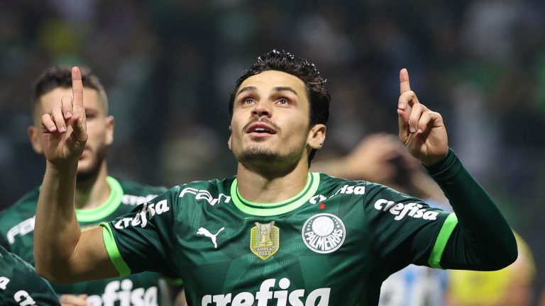 O jogador Raphael Veiga, da SE Palmeiras, comemora seu gol contra a equipe do Grêmio