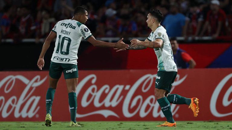 Rony e Artur, do Palmeiras, em partida contra o Cerro Porteño, pela Libertadores. Foto: Cesar Greco/Palmeiras