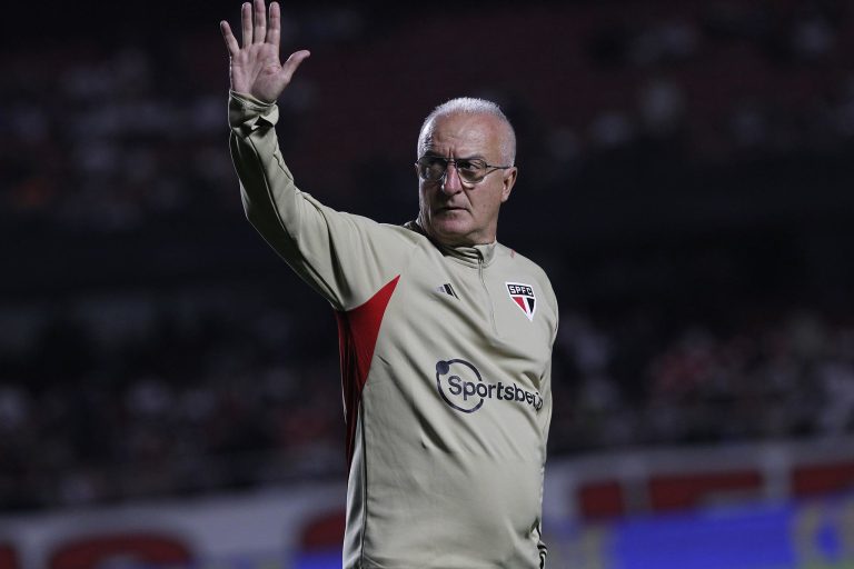 Dorival Júnior valoriza a força mental do São Paulo em virada, mas prega cautela: “Não vai me tirar os pés do chão”