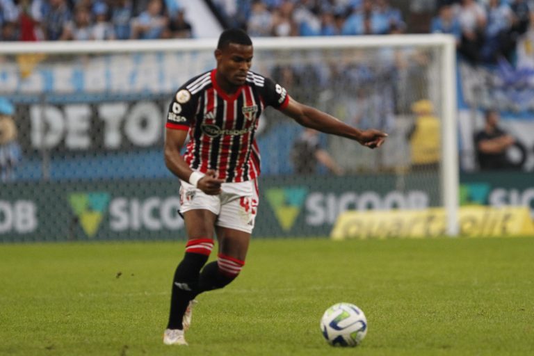 Nathan, em campo pelo São Paulo