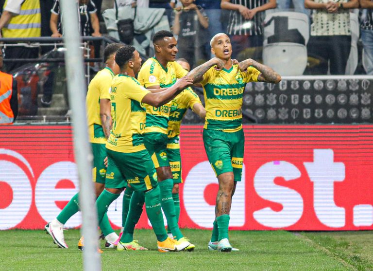 Deyverson e elenco do Cuiabá, em jogo contra o Corinthians na Neo Química Arena. Foto: AssCom Dourado