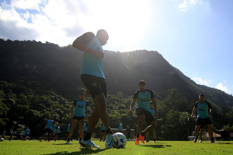 Dois titulares do Botafogo recebem sondagens do futebol árabe; confira