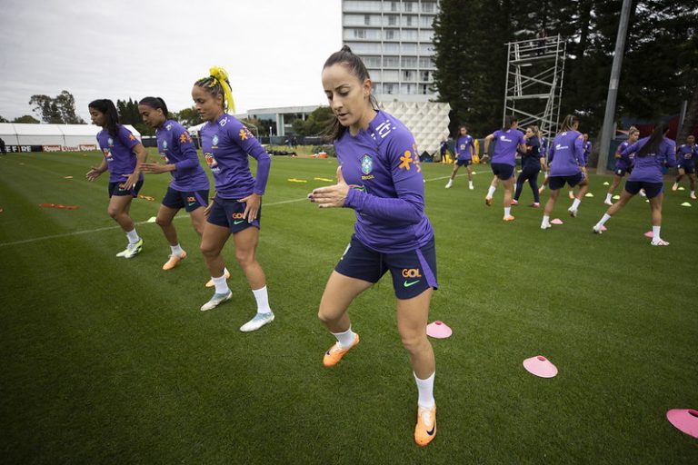 Seleção brasileira feminina treinando. Foto: Thais Magalhães/CBF