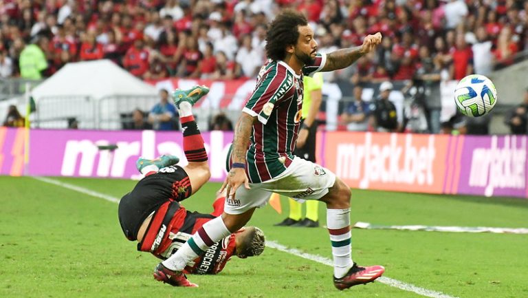 Marcelo em ação contra o Flamengo