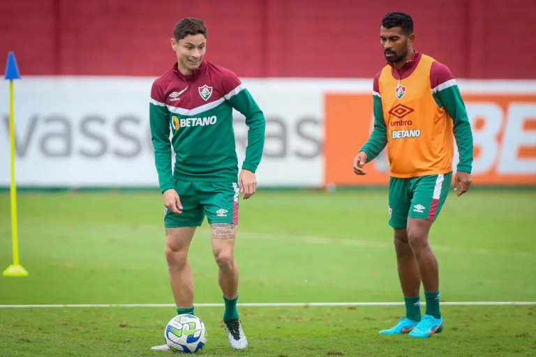 Após lesão no joelho, jogador do Fluminense volta a treinar normalmente com o elenco; confira