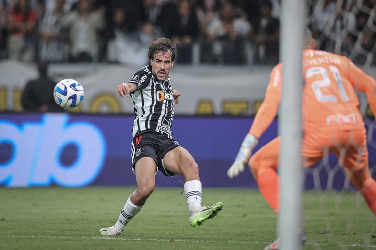 Igor Gomes no jogo contra o Palmeiras