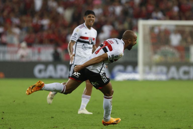 Lucas tem primeiro teste como titular, marca golaço, vai bem e vira arma do São Paulo para o jogo de volta da Semifinal da Copa do Brasil