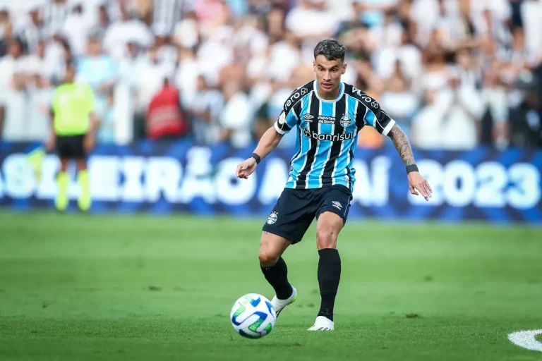 Ferreira em jogo do Grêmio no Brasileirão (Foto: Lucas Uebel / Grêmio)