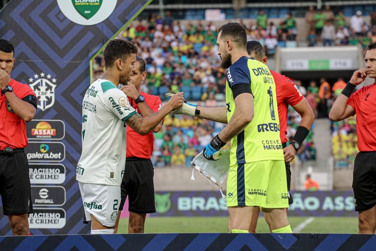 Marcos Rocha, do Palmeiras (esquerda) e Walter, do Cuiabá (direita). Foto: AssCom Dourado/Cuiabá EC