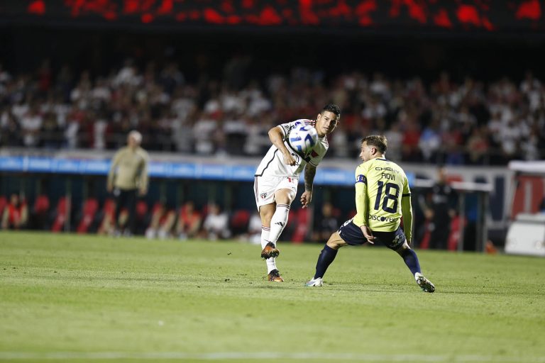 Dorival Júnior sai em defesa de James Rodríguez, que perdeu pênalti na eliminação do São Paulo; saiba o que ele disse