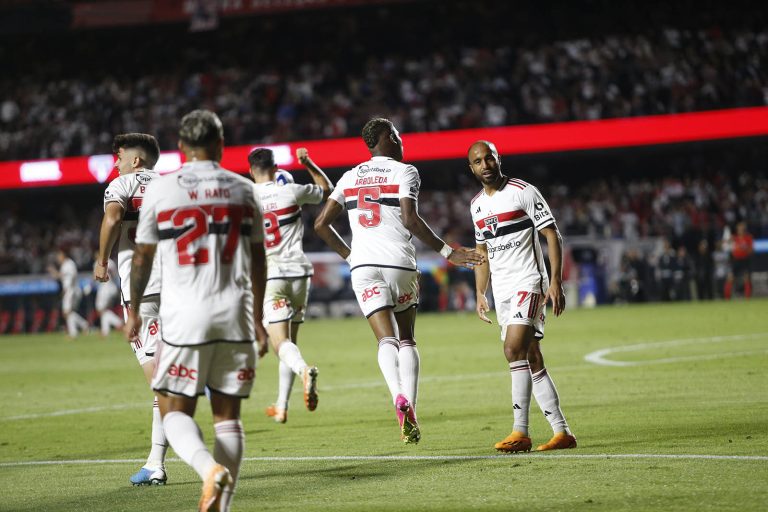 Jogadores do São Paulo comemoram gol