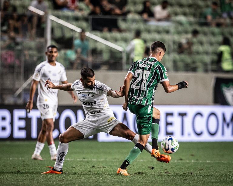 América-MG e Santos, em campo pelo Campeonato Brasileiro de 2023