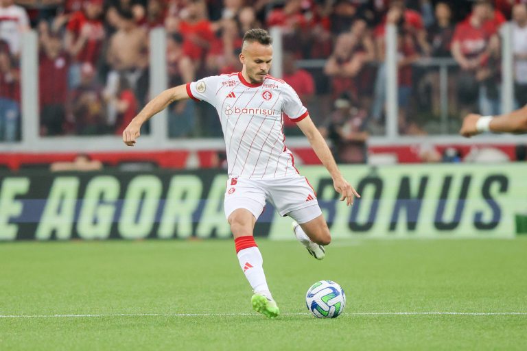 Renê, do Internacional, desabafa nas redes sociais após falhar nos gols do Fluminense