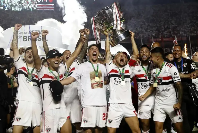 São Paulo ergue a taça da Copa do Brasil 2023. Foto: Rubens Chiri/saopaulofc.net