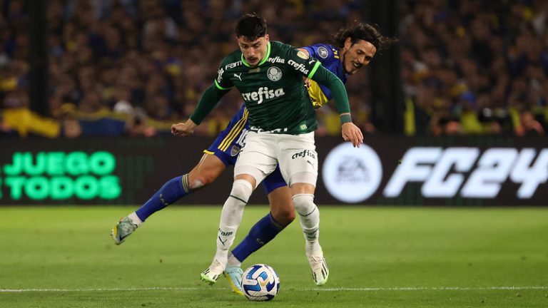 Piquerez (Palmeiras) e Cavani (Boca Juniors), em jogo pela semifinal da Libertadores. Foto: Cesar Greco/Palmeiras