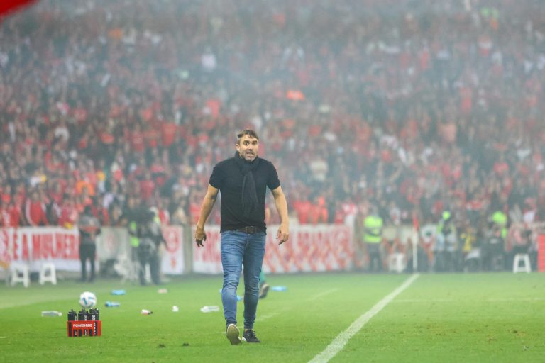 Eduardo Coudet fala sobre erros cometidos pelo Internacional na derrota para o Coritiba; confira