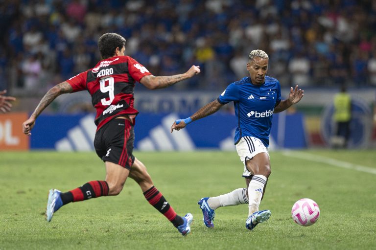 Cruzeiro e Flamengo, em campo pelo Campeonato Brasileiro de 2023