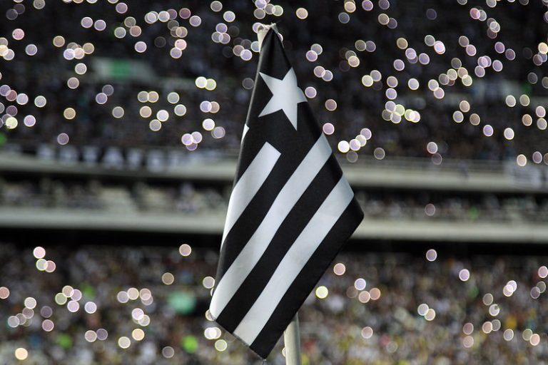 Torcedores do Botafogo acendem lanternas nas arquibancadas após apagão no Nilton Santos. Foto: Vitor Silva/Botafogo