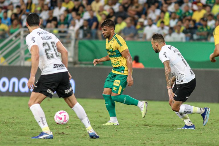 Cuiabá e Corinthians, em campo pelo Campeonato Brasileiro de 2023